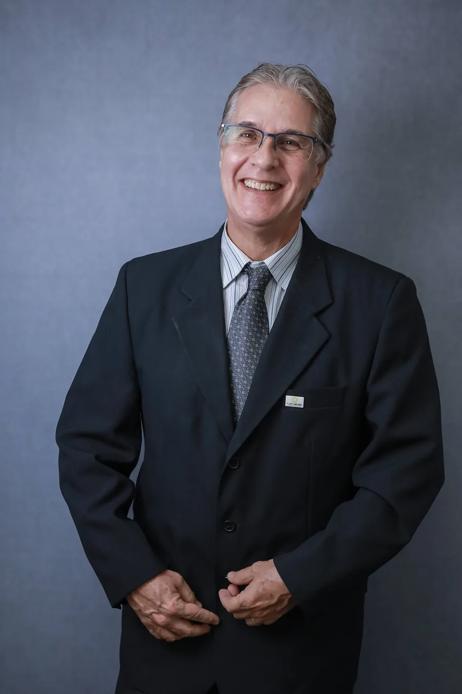 Especialista da Lucrativité em postura de autoridade, de braços cruzados.
