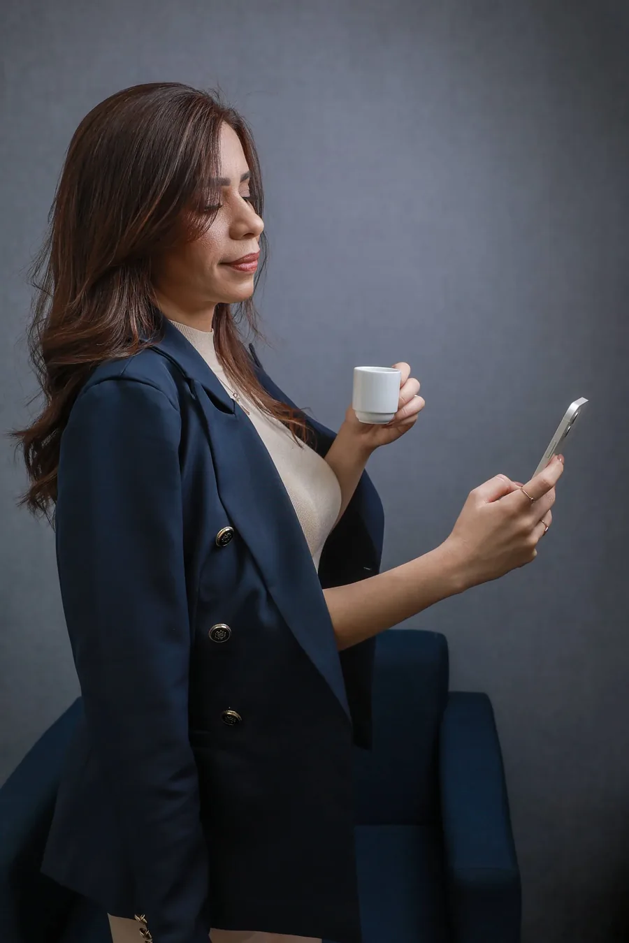 Josi França, especialista da Lucrativité, analisando informações no celular.